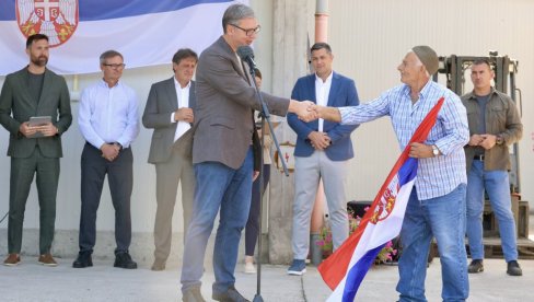 КИЛО РАКИЈЕ ЗА КИЛО И ПО ПУТА: Вучић поделио занимљив снимак сусрета са мештанином Бруса (ВИДЕО)