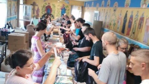 POKLON ĐACIMA PRED POLAZAK U ŠKOLU: Dobrotvorna  ustanova Eparhije bačke darivala višedetne porodice i samohrane roditelje