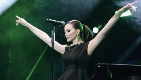 ЕМОТИВНА ПРЕД 25 ХИЉАДА ЉУДИ: Милица Павловић се разнежила у родном граду Лесковцу на Роштиљијади, спектакл преносила телевизија из Грчке