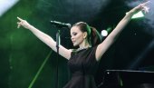 ЕМОТИВНА ПРЕД 25 ХИЉАДА ЉУДИ: Милица Павловић се разнежила у родном граду Лесковцу на Роштиљијади, спектакл преносила телевизија из Грчке