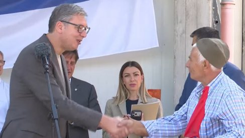 КИЛО РАКИЈЕ ЗА КИЛО И ПО ПУТА: Вучић објавио снимак разговора са мештанином Кочина (ВИДЕО)