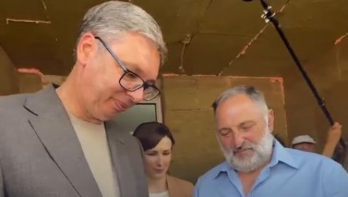 НИКАДА НЕ СМЕМО ДА ЗАБОРАВИМО БОРЦЕ: Вучић примио симболичан поклон у Трстенику (ВИДЕО)