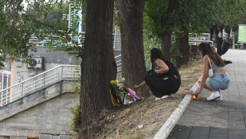 ЦВЕЋЕ И СВЕЋЕ ЗА ПЕТОГОДИШЊУ ДЕВОЈЧИЦУ: Краљевчани се опраштају од трагично настрадале младе суграђанке