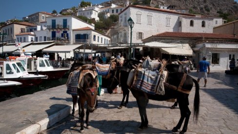 NA OVOM OSTRVU NEMA NI AUTOMOBILA: Turiste u luci dočekuju magarci, a do plaža se ide peške ili brodom