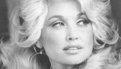 TRAMP NAREDIO DA SE SPUSTE SVE ZASTAVE U AMERICI NA 7 DANA ZBOG DOLI PARTON: Evo kako su izgledali njeni poslednji dani