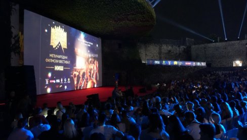EVO KAKO JE BILO SINOĆ U NIŠU Van Dam: Hvala predsedniku Vučiću, nigde nisam doživeo ovakav doček (FOTO/VIDEO)