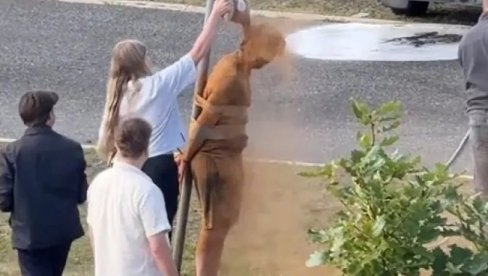 Napunili ste 25 godina, a još niste u braku? U evropskoj zemlji to kažnjavaju nasred ulice - ne pomaže ni policija (Video)