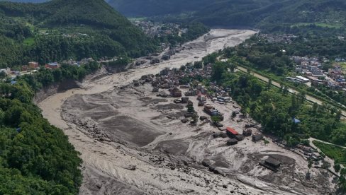 TUŽNI PRIZORI IZ NEPALA: Najmanje devet ljudi poginulo i oko 400 nestalih  u poplavama (FOTO)