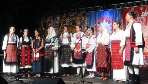 ГЛАС КАКАВ СЕ У СРПСКОМ РОДУ НИЈЕ ПОЈАВИО ДЕЦЕНИЈАМА: Кад Мила Миздрак из Стрмице код Книна запева - нико не остаје равнодушан