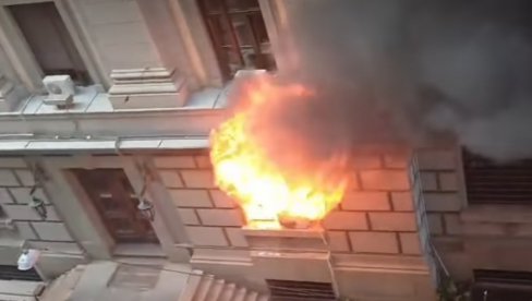 POŽAR U BLIZINI ZGRADE VLADE SRBIJE! Buktinja u centru Beograda: Otvoreni plamen i gusti dim se šire Nemanjinom ulicom (VIDEO)