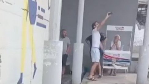 BLOKADER PROVOCIRAO AKTIVISTE SNS NA SEVERNOM BULEVARU: Vređao Vučića, donosio sendviče i sve snimao za mreže (VIDEO)