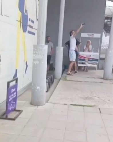 BLOKADER PROVOCIRAO AKTIVISTE SNS NA SEVERNOM BULEVARU: Vređao Vučića, donosio sendviče i sve snimao za mreže (VIDEO)