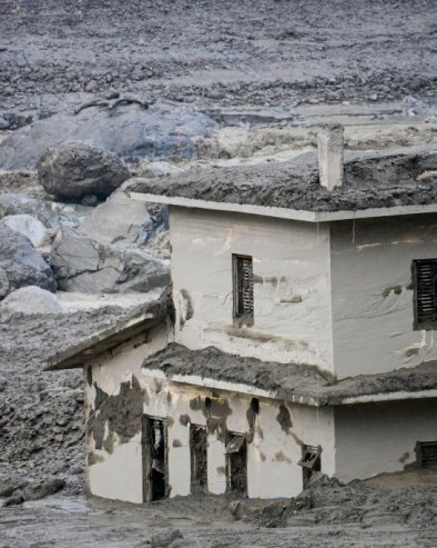 KATASTROFALNE POPLAVE U NEPALU: Broj žrtava porastao na 165, hiljadu nestalih