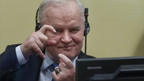 ИЛИ ЈЕ ТУЖИТЕЉКА ПОЈЕЛА ЗМИЈУ, ИЛИ НАТО ОПТУЖНИЦУ Како је генерал Младић постројавао Хаг, па их оптужио да су чедо Алијансе