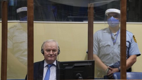 SRAMNO! BLOKADERI SLAVE SMRT RATKA MLADIĆA: Crklo govedo, Jedan zločinac manje, Nek se spremi Šešelj (FOTO)