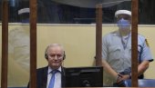 SRAMNO! BLOKADERI SLAVE SMRT RATKA MLADIĆA: Crklo govedo, Jedan zločinac manje, Nek se spremi Šešelj (FOTO)