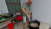 U GREBENCU SE VATRA GASI I SRCEM: Meštani svakog dana kuvaju ručak za srpske i rumunske vatrogasce
