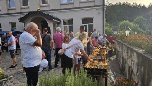 SVEĆE I POMEN ZA GENERALA: LJudi sa Ozrena se opraštaju od Ratka Mladića (FOTO)