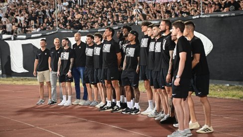 Košarkaši Partizana došli na JNA da podrže fudbalere, Vildoza prvi put pred Grobarima (FOTO)