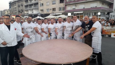 ИСПЕЧЕН ЏИН ОД 90,5 КИЛОГРАМА РОШТИЉ МЕСА: На лесковачкој „Роштиљијади“ поново оборен рекорд у припреми највеће пљескавице на свету