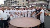 ISPEČEN DŽIN OD 90,5 KILOGRAMA ROŠTILJ MESA: Na leskovačkoj „Roštiljijadi“ ponovo oboren rekord u pripremi najveće pljeskavice na svetu