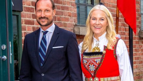NI SAMA NIJE VEROVALA DA ĆE POSTATI KRALJICA: Pre udaje za kralja je imala buran život, radila kao konobarica, a norveška štampa ju je zvala