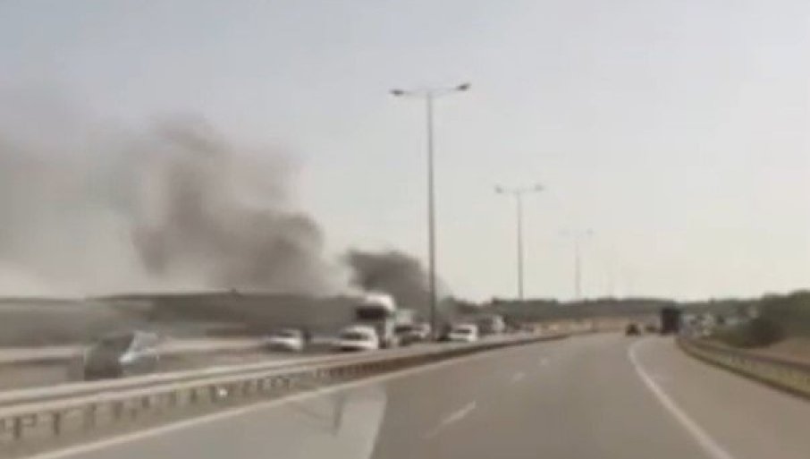 GUSTI DIM KULjA U NEBO: Zapalio se kamion na auto-putu kod Orlovače (VIDEO)