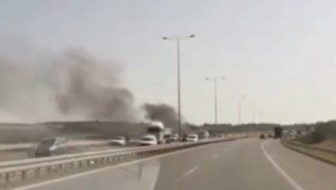 GUSTI DIM KULJA U NEBO: Zapalio se kamion na auto-putu kod Orlovače (VIDEO)