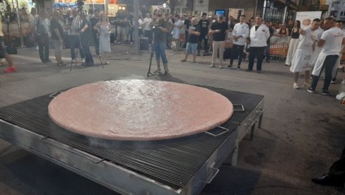 JUBILEJ LESKOVAČKIH DESETOSTRUKIH REKORDERA: Na 36. „Roštiljijadi“ napravljena džinovska pljeskavica od 90,5 kilograma roštilj mesa (FOTO+ VIDEO)