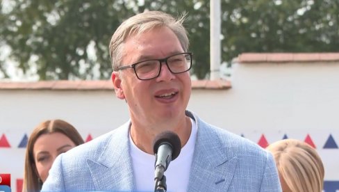 VUČIĆ RAZGOVARAO SA NARODOM U LJUBOVIJI Predsednik obradovao građane: Brza saobraćajnica, pregovori sa fabrikom, stižu mašine za 7 dana