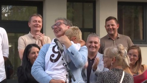 HOĆU DA VAS VIDIM: Dečak otišao u zagrljaj Vučiću i raznežio sve prisutne