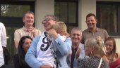 HOĆU DA VAS VIDIM: Dečak otišao u zagrljaj Vučiću i raznežio sve prisutne