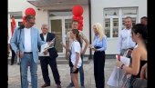 EMOTIVAN SUSRET! Kroz suze zamolile predsednika za pomoć bolesnom ocu, on odmah reagovao: Ovo vam je završeno deco (VIDEO)