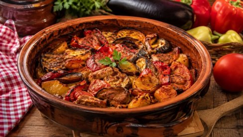 PRAVI SRPSKI ĐUVEČ: Ručak iz rerne koji miriše na tradiciju i leto (RECEPT)