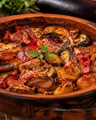 PRAVI SRPSKI ĐUVEČ: Ručak iz rerne koji miriše na tradiciju i leto (RECEPT)