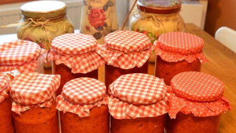 AJVAR OD BARENIH PAPRIKA: Domaći ukus sa duplo manje truda (RECEPT)