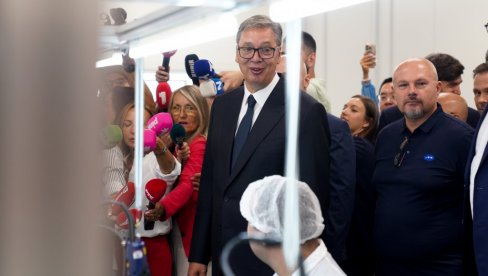 JEDNI RADE, A DRUGI? Vučić otvorio fabriku robota, a blokaderi?