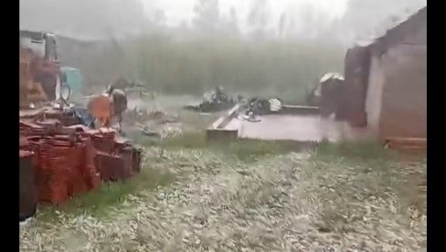 SVE JE UNIŠTENO, BUKVALNO SVE... Strahovito nevreme zbrisalo useve i krovove, padao led veličine jajeta (VIDEO)