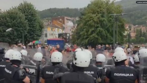 БЛОКАДЕРИ КАМЕНИЦАМА НАПАЛИ НОВИНАРЕ