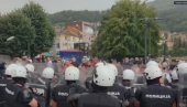 BLOKADERI KAMENICAMA NAPALI NOVINARE