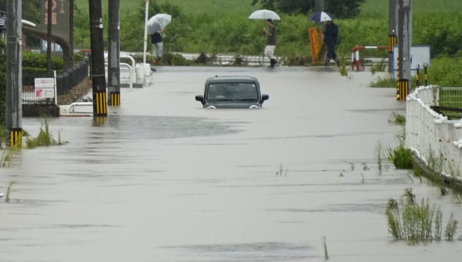 STRAVIČNI PRIZORI POLAVA, VODA NOSI SVE PRED SOBOM: Najavljene nove padavine, 111.000 ljudi mora hitno da se evakuiše (VIDEO)