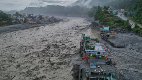 NISAM SMEO VIŠE DA ČEKAM Heroj Nepala: Direktor škole spasao 900 dece od smrtonosne bujice u Nepalu