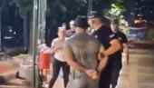 БРУКА! Блоладер чекићем нападао окупљене грађане који подржавају Александра Вучића, али и медије (ВИДЕО)