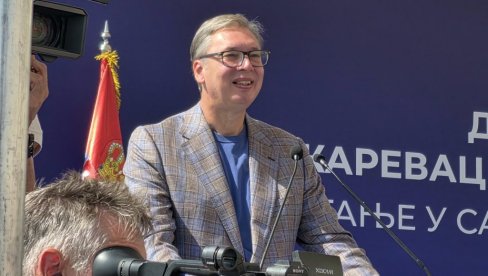 VUČIĆ JOŠ JEDNOM POKAZAO DA SU MU LJUDI NAJVAŽNIJI: Predsednik pomerio govornicu da bi video narod (VIDEO)