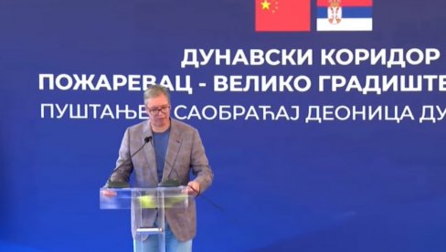 ВУЧИЋ ЈОШ ЈЕДНОМ ПОКАЗАО ДА СУ МУ ЉУДИ НАЈВАЖНИЈИ: Председник померио говорницу да би видео народ (ВИДЕО)