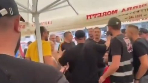 НАСРЋУ ЧЕКИЋЕМ У СТИЛУ УЧИТЕЉА ИЗ ЗАГРЕБА, ПА ОНДА ОПТУЖЕ ЖРТВУ: Погледајте успорен снимак разоружавања блокадера (ВИДЕО)