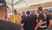 НАСРЋУ ЧЕКИЋЕМ У СТИЛУ УЧИТЕЉА ИЗ ЗАГРЕБА, ПА ОНДА ОПТУЖЕ ЖРТВУ: Погледајте успорен снимак разоружавања блокадера (ВИДЕО)