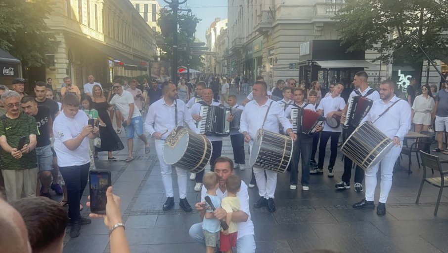 TAPANI, HARMONIKE I NARODNO VESELjE KAO UVERTIRA ZA "TAŠ": Dragan Kojić Keba napravio spektakl u Knez Mihailovoj ulici (FOTO)