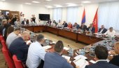 OSNOVCIMA PO 100, A SREDNJOŠKOLCIMA I STUDENTIMA PO 150 KM: Nakon sednice Predsedništva SNSD, Vlada RS pomaže đake