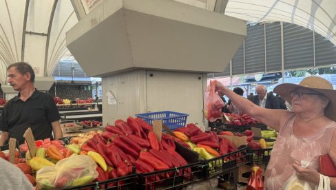 STIGLE AJVARKE, CENA 150 DINARA: Bogata ponuda povrća i voća na beogradskim pijacama, paprika u prvom planu